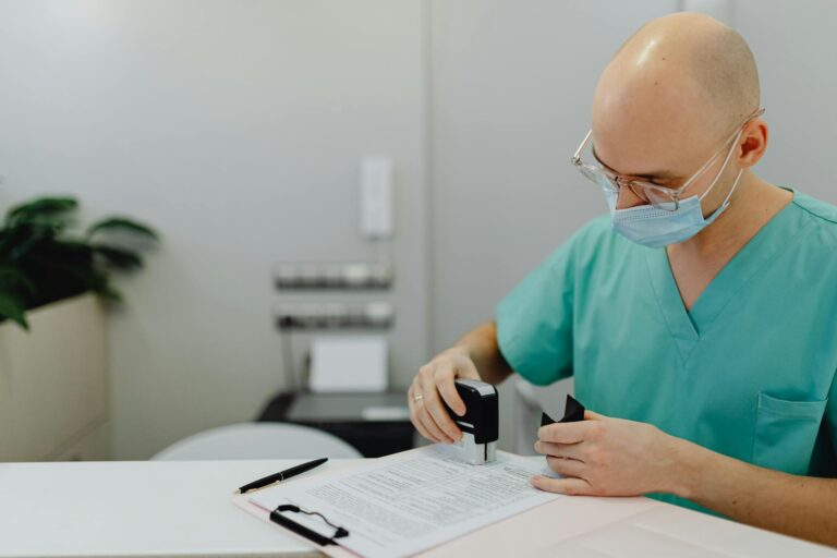 Clinici private folosesc parafe false ale medicilor pentru CJAS!