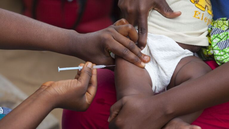 „SUA renunță la vaccinul hepatitei B pentru bebeluși!”