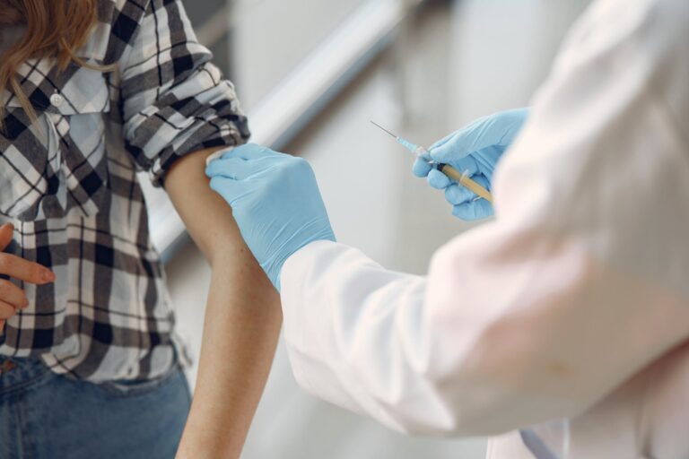 Vaccinarea în școli: Ce au hotărât românii? Vezi rezultatele!